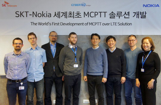 SK텔레콤은 네트워크 장비업체 노키아와 음성LTE(VoLTE) 기반의 무전통신 기술 'MCPTT(Mission Critical Push to Talk) 솔루션'을 공동 개발하고, 지난 19일(현지시간) 폴란드 크라쿠프 소재 노키아 연구소에서 시연에 성공했다고 밝혔다. 두 회사 직원들이 노키아 연구소에서 MCPTT 시연에 성공하고 기념 촬영을 하고 있다.  SK텔레콤 제공